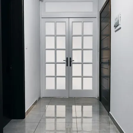 Rum i privatbostad Fairwinds - Double With Ensuite - Airport - Self Check In & Out Available Luqa