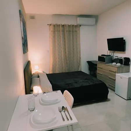 Fairwinds - Double With Ensuite - Airport - Self Check In & Out Available Δωμάτια σε οικογενειακή κατοικία *