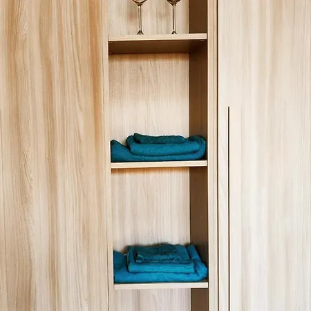 Fairwinds - Double With Ensuite - Airport - Self Check In & Out Available Проживание в семье