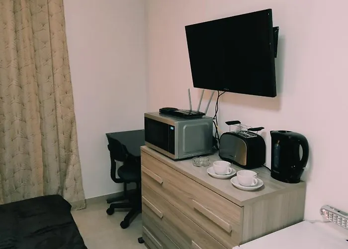 Fairwinds - Double With Ensuite - Airport - Self Check In & Out Available لوكا