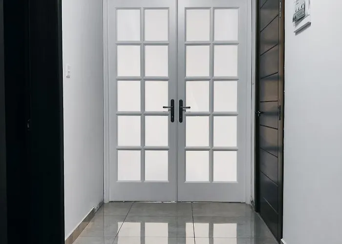 منزل للإقامة Fairwinds - Double With Ensuite - Airport - Self Check In & Out Available لوكا