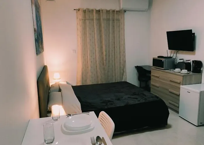 Fairwinds - Double With Ensuite - Airport - Self Check In & Out Available Homestay *