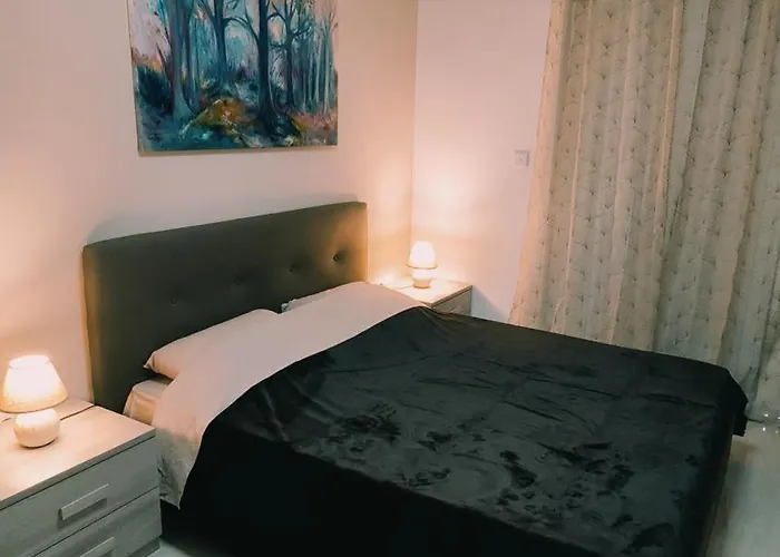 Fairwinds - Double With Ensuite - Airport - Self Check In & Out Available Homestay *